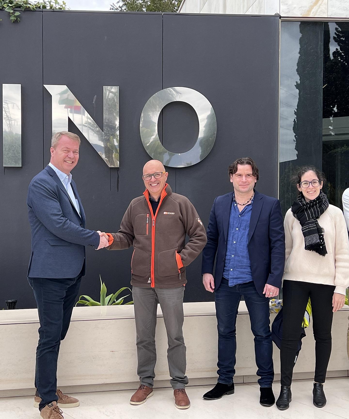 Bilde av fire personer. Tre menn og en kvinne.