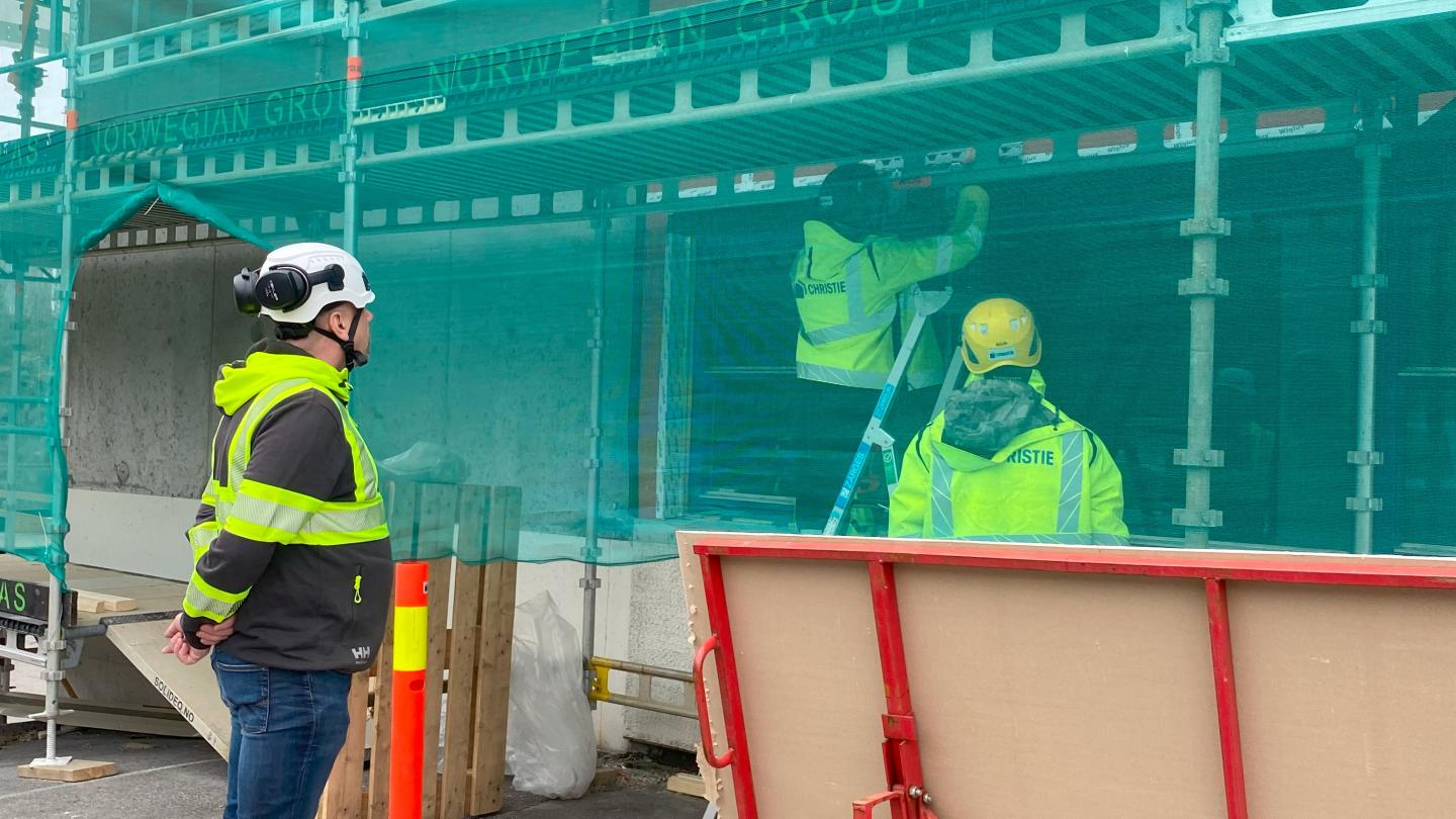 Bilde av mann som monterer Fixade