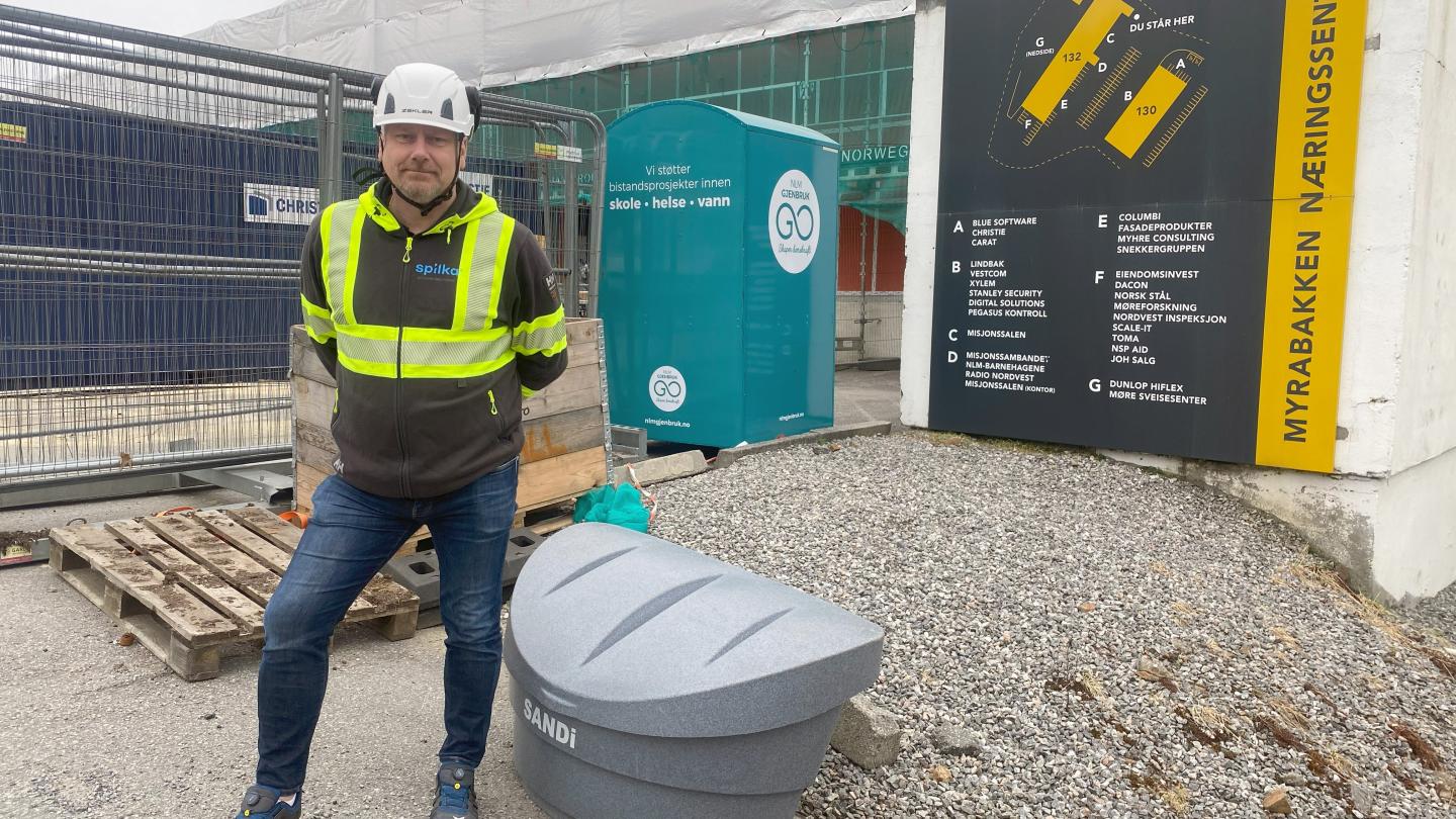 Bilde av mann som monterer Fixade