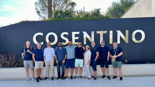 Gruppe med mennesker foran skilt til Cosentino