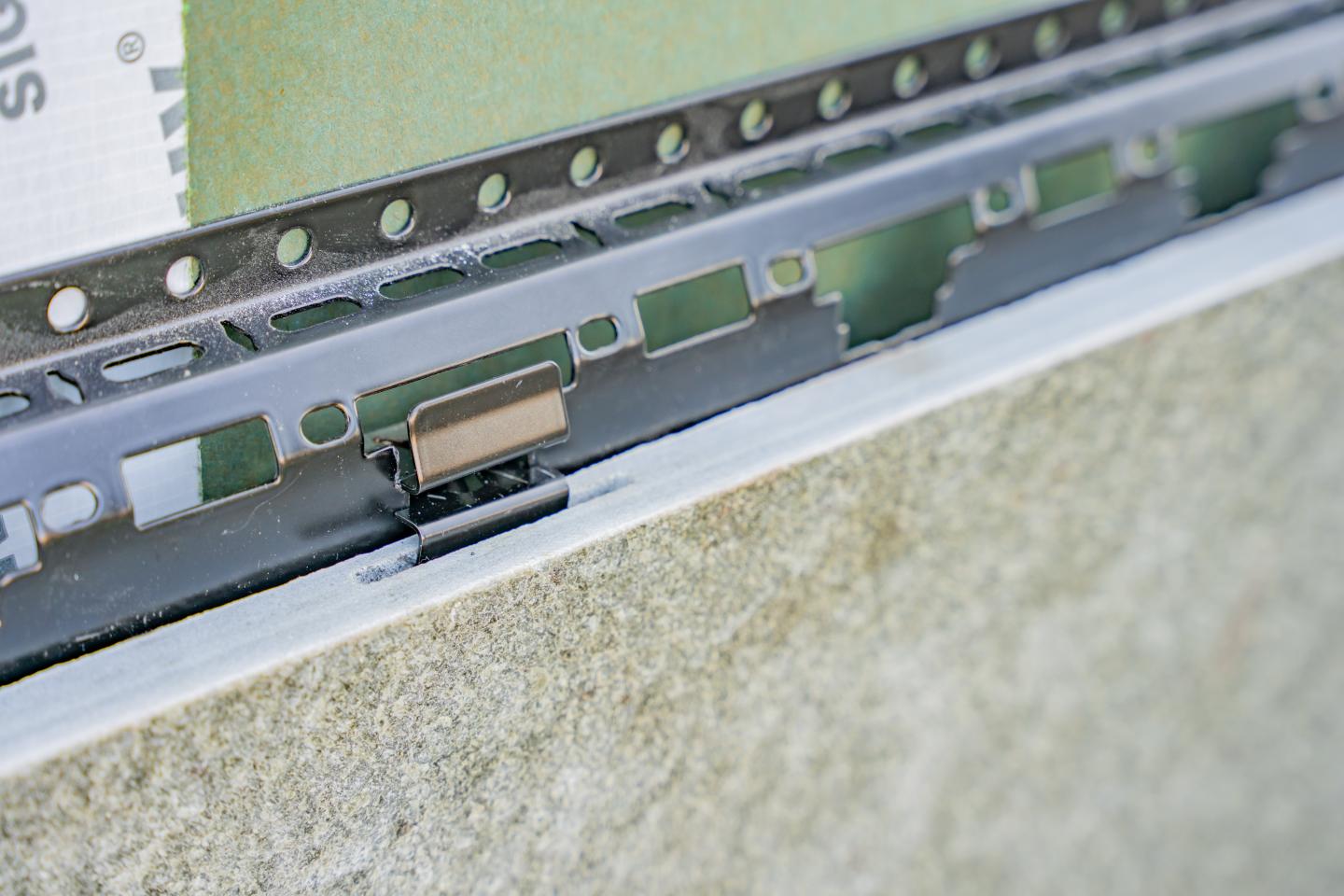 Montering av fasaden til Strandveien 48/Altaskifer Steinbrudd SA