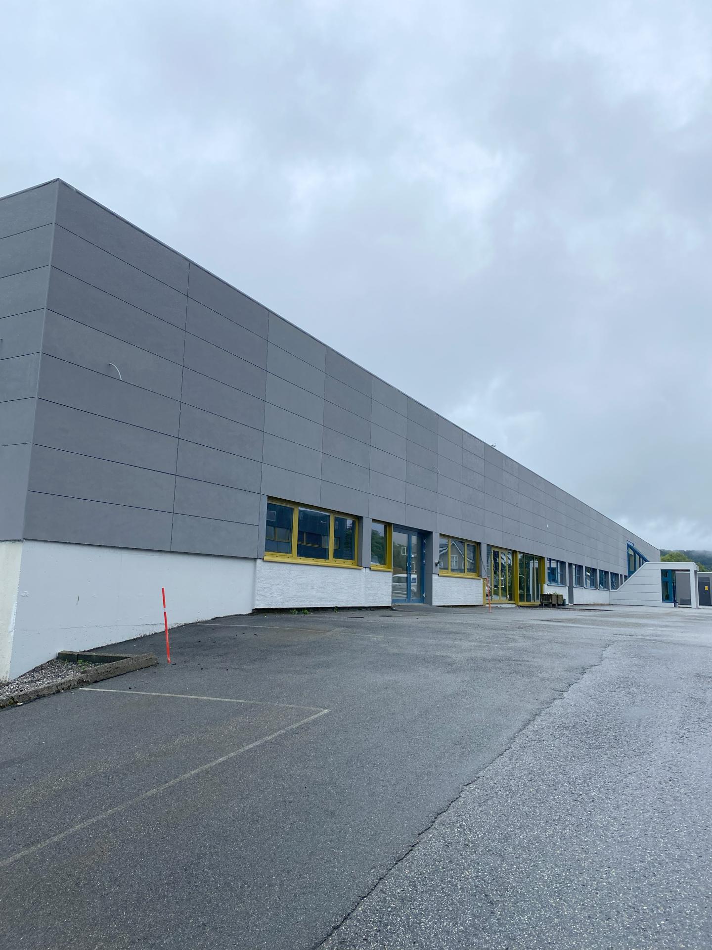 Bilder av fasaden til Myrabakken Næringssenter.