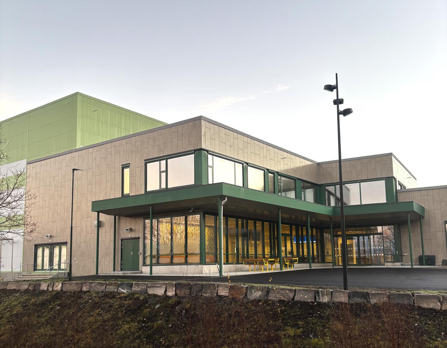Bilde av fasaden til Spjelkavik Arena
